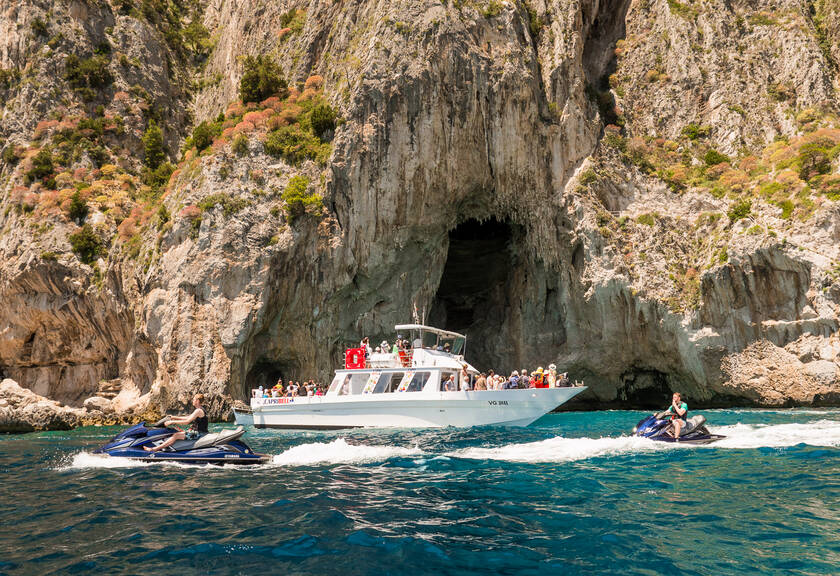 Island transport without stop at the Blue Grotto