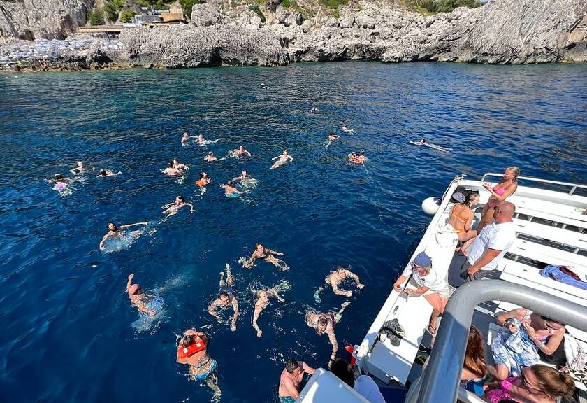 Giro dell’isola di Capri con sosta per il bagno