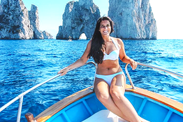 Capri in gozzo: escursione con barca tipica