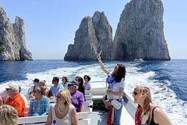 Capri in barca: tour da Napoli e dintorni
