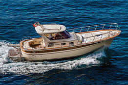 Capri by Sea: Private Tour via a Chic Gozzo Boat