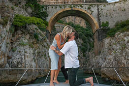 Proposta di matrimonio in barca al largo di Amalfi