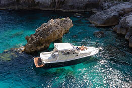 Giornata intorno l'Isola di Capri in motoscafo cabinato