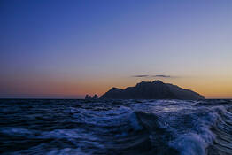 Tour privato di Capri in barca, al tramonto